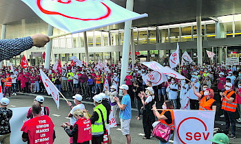 Rund 1500 Angestellte und Angehörige protestieren am 11. September 2020 am Flughafen Zürich gegen den Abbau von Löhnen und Sozialleistungen bei Swissport.