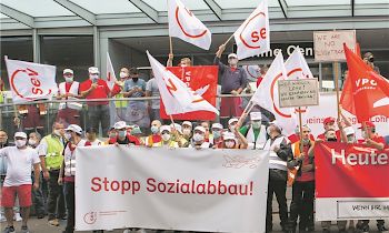 Rund 1500 Angestellte, Angehörige und solidarische Kolleg/innen prostestierten am 11. September am Flughafen Zürich.