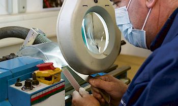 Das Polieren oxydierter Kontaktrollen der Elektromotoren von Weichen, die danach wieder für ein paar Jahre eingebaut werden, ist eine der vielfältigen Arbeiten bei Anyway in Penthalaz.