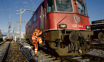 Jürg Schüpbach du team Cargo de Thoune monte sur une locomotive de ligne pour aller chercher un wagon de gypse à Leissigbad avec un mécanicien de locs B 100.
