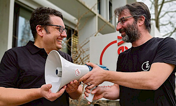 Vivian Bologna (rechts) übergibt Michael Spahr symbolisch das SEV-Megafon.