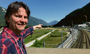 Thomas Giedemann devant le champ où sera construite la nouvelle usine.