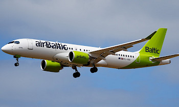 Solche Airbus A220-300 setzt Air Baltic für Swiss-Flüge ein – mit fliegendem und Bodenpersonal. Foto: WikimediaCommons / MarcelX42