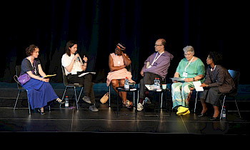 Sibylle Lustenberger, Liija Sejdi, Lucy Oyubo Osterwalder, Tarek Naguib, Lilian Senn und Idil Abdulle diskutieren über Diskriminierung.